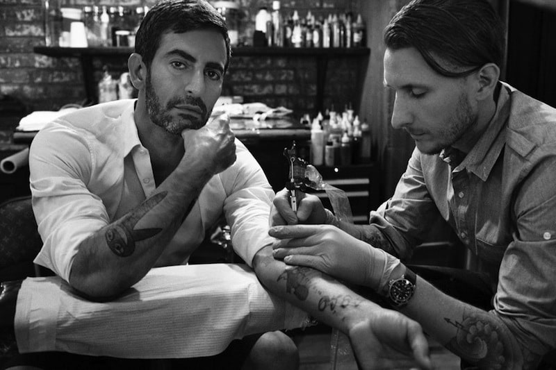 Marc-Jacobs-being-tattooed-by-Scott-Campbell-from-Saved-Tattoo-Studio-Brooklyn-NY-copie